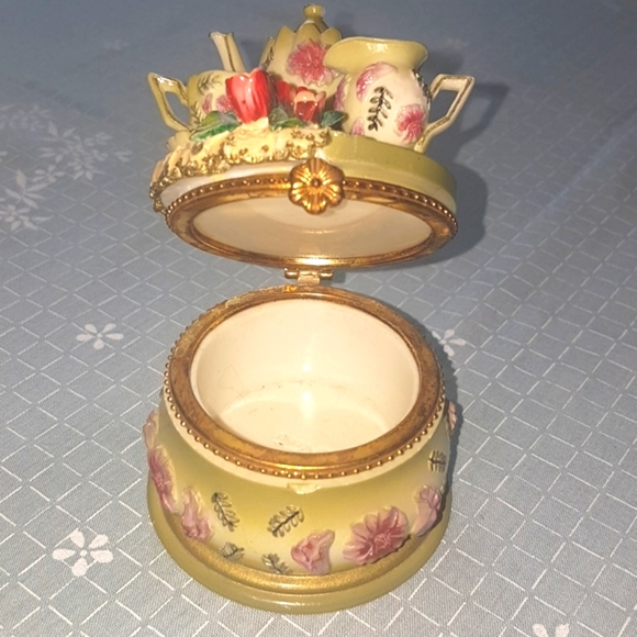 Vintage Tiny Trinket Box - Picture 11 of 12